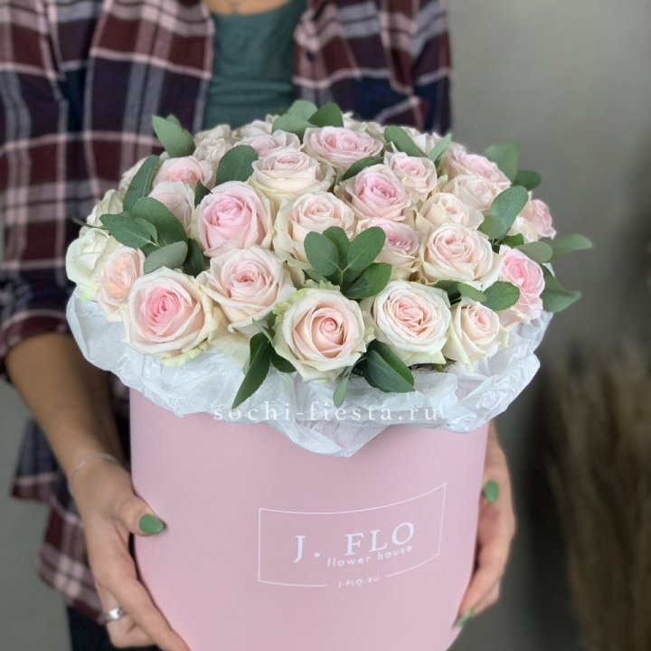 35 розовых роз в цилиндре в Великом Новгороде