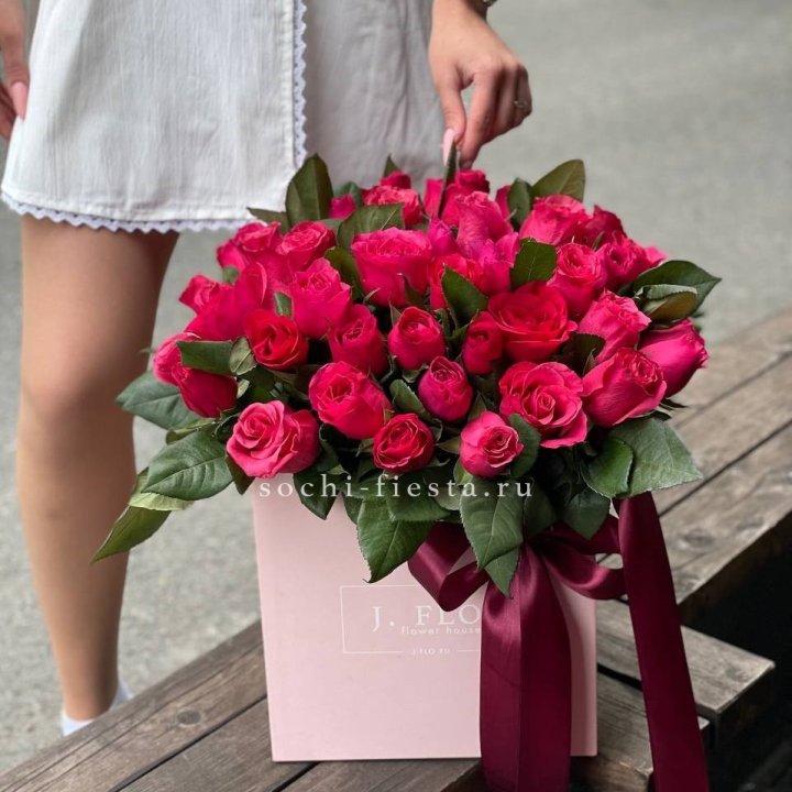 55 алых роз в кубе в Великом Новгороде