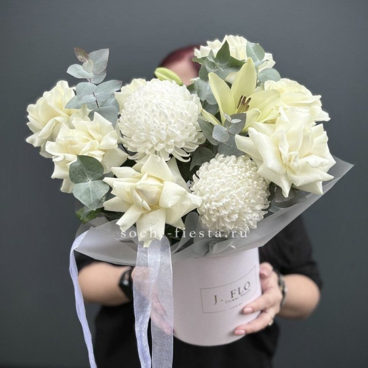 Цветы в шляпной коробке  в Великом Новгороде