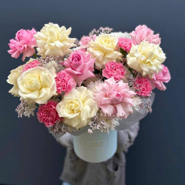 Коробка французских роз и диантусов "Бони" в Великом Новгороде