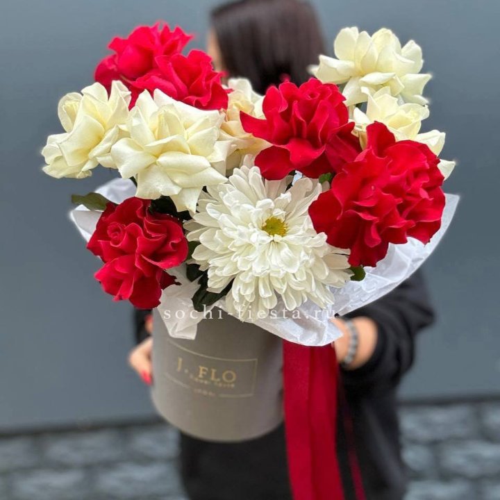 Французские розы с хризантемой в боксе в Великом Новгороде