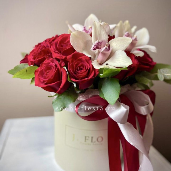 Розы и орхидеи в боксе в Великом Новгороде