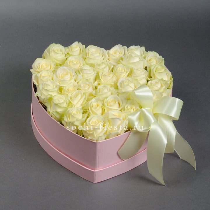 35 белых роз в коробке "Сердце" в Великом Новгороде