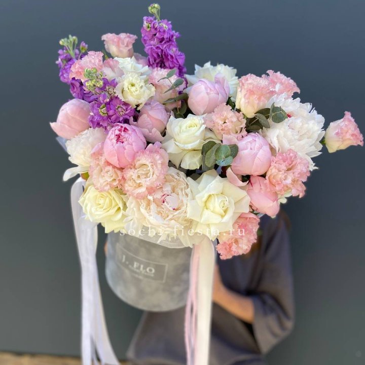 Дизайнерский цилиндр с пионами "Ривьера" в Великом Новгороде