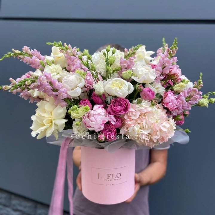 Дизайнерский цилиндр с пионами "Саманта" в Великом Новгороде