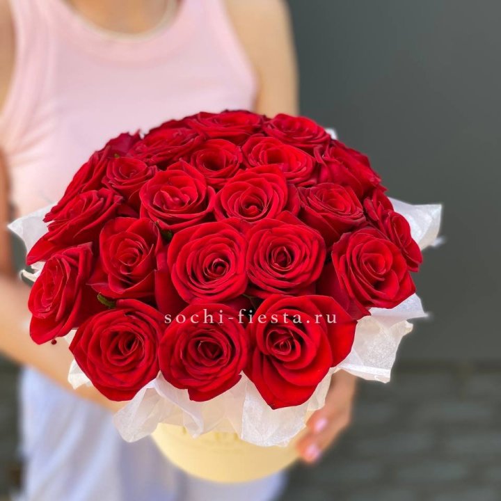 Красные розы в цилиндре в Великом Новгороде