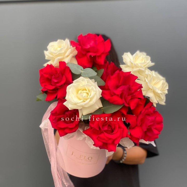 13 Французских роз в боксе в Великом Новгороде