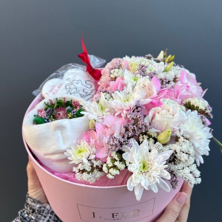 Цветы и свеча в коробке в Великом Новгороде