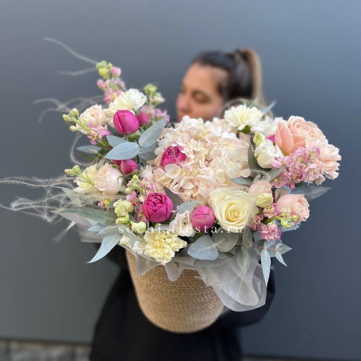 Цветочная композиция в джутовом боксе  в Великом Новгороде