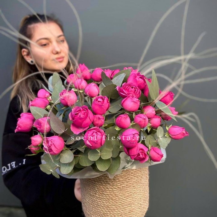 Пионовидные розы Мисти Бабблс в джутовом кашпо в Великом Новгороде