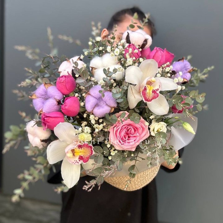 Орхидея и розы в джутовом кашпо в Великом Новгороде