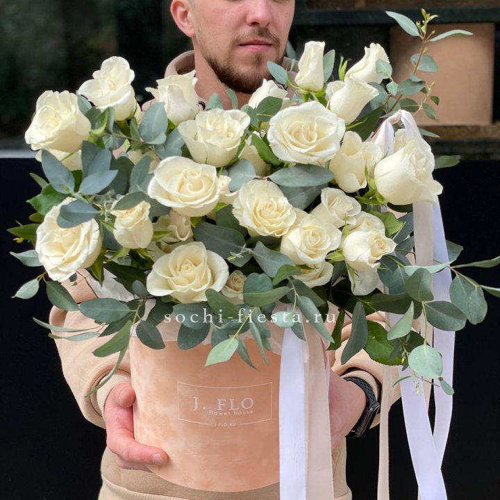 41 белая роз в бархатном боксе в Великом Новгороде