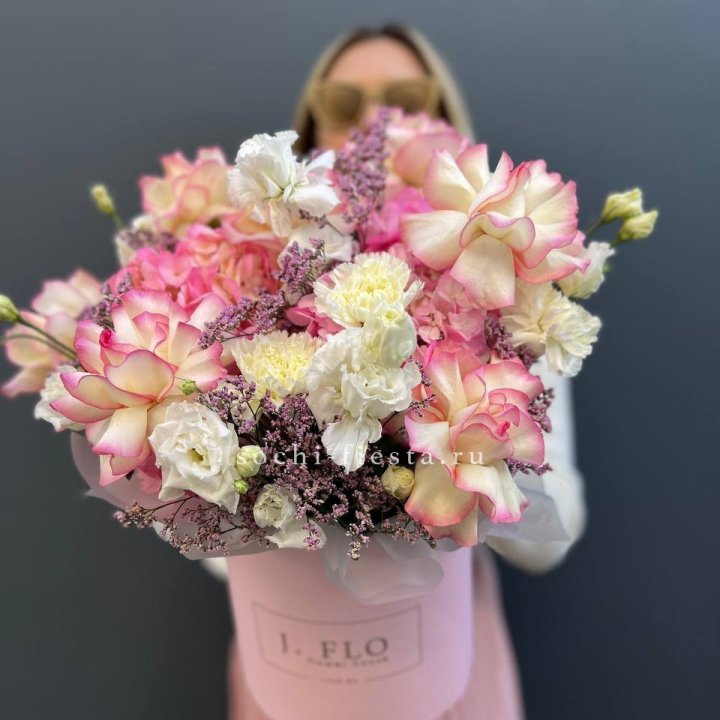 Цветочная композиция "Глория" в боксе в Великом Новгороде