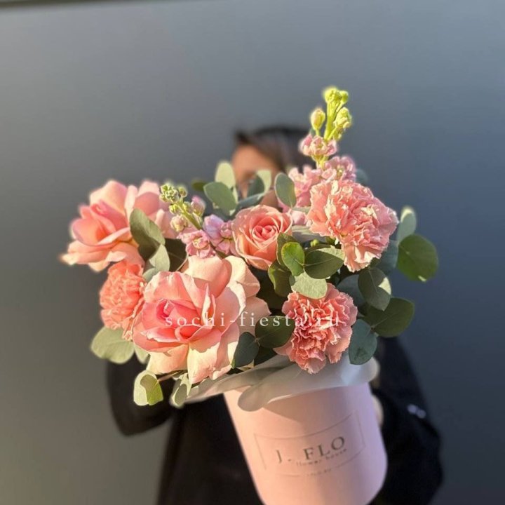 Цветы в боксе "Сизара" в Великом Новгороде