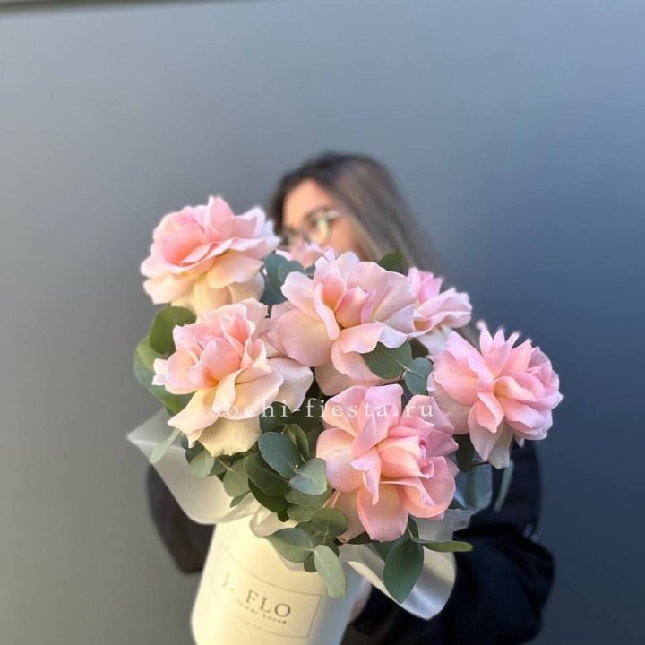 Французские роз в боксе в Великом Новгороде