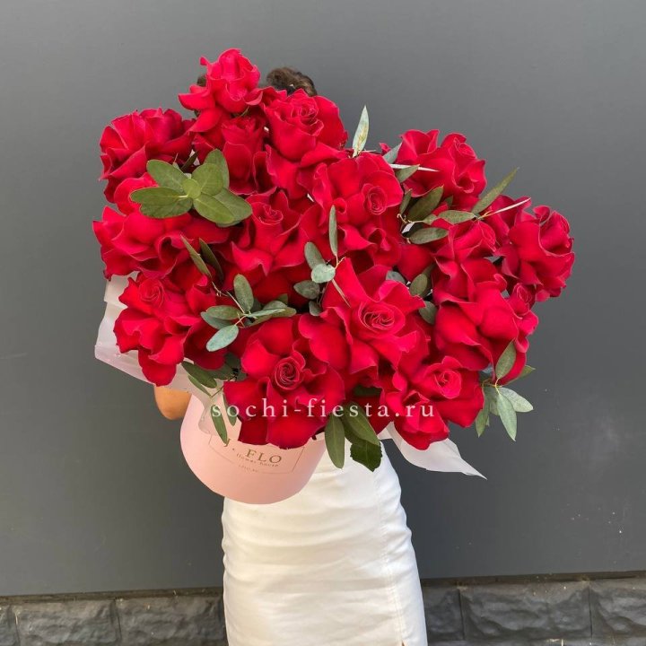 Бокс из 17 французских роз с доставкой в Великом Новгороде