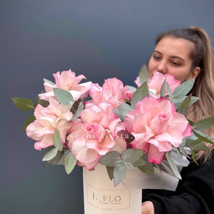 7 Французских роз в боксе в Великом Новгороде