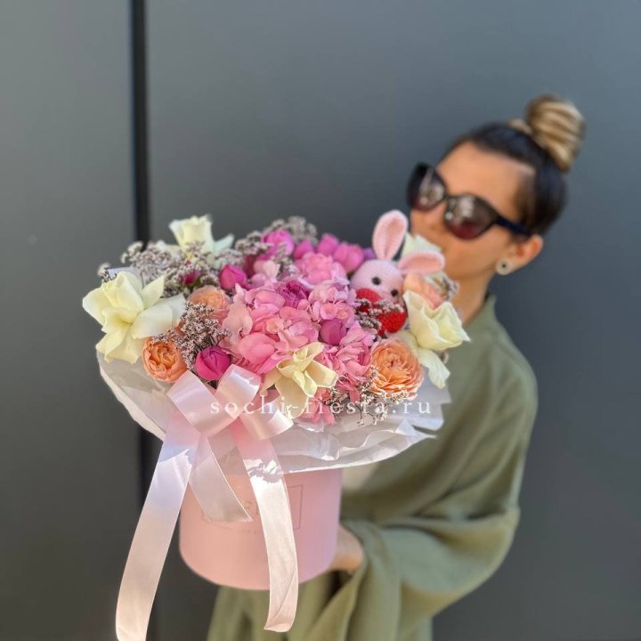 Дизайнерский цилиндр с игрушкой "Лола" в Великом Новгороде