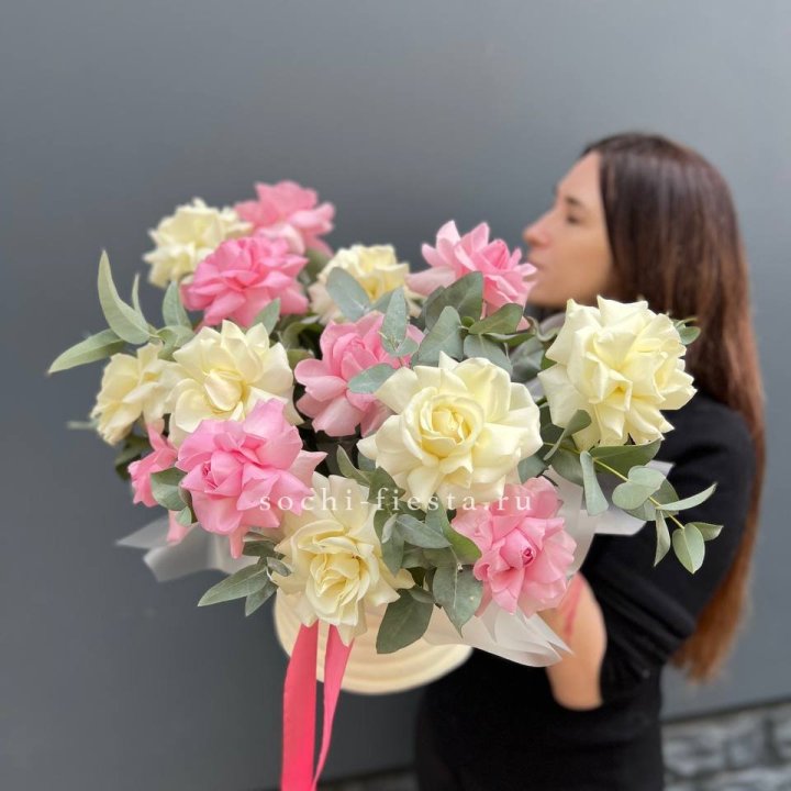 Зефирный бокс из 17 французских роз микс в Великом Новгороде