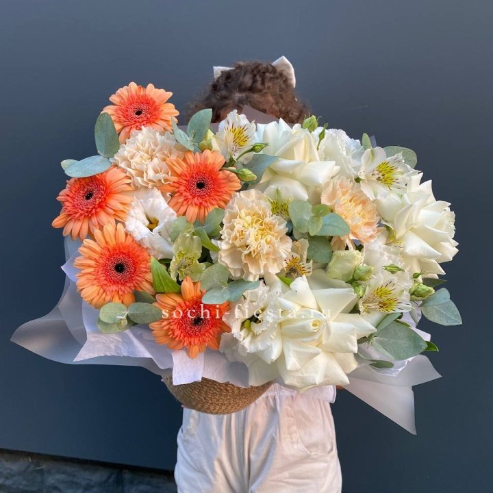 Розы и герберы в джутовом кашпо "Георгино" в Великом Новгороде