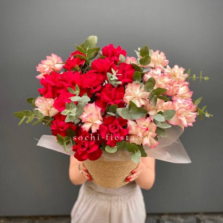 25 Французских роз в джутовом кашпо  в Великом Новгороде