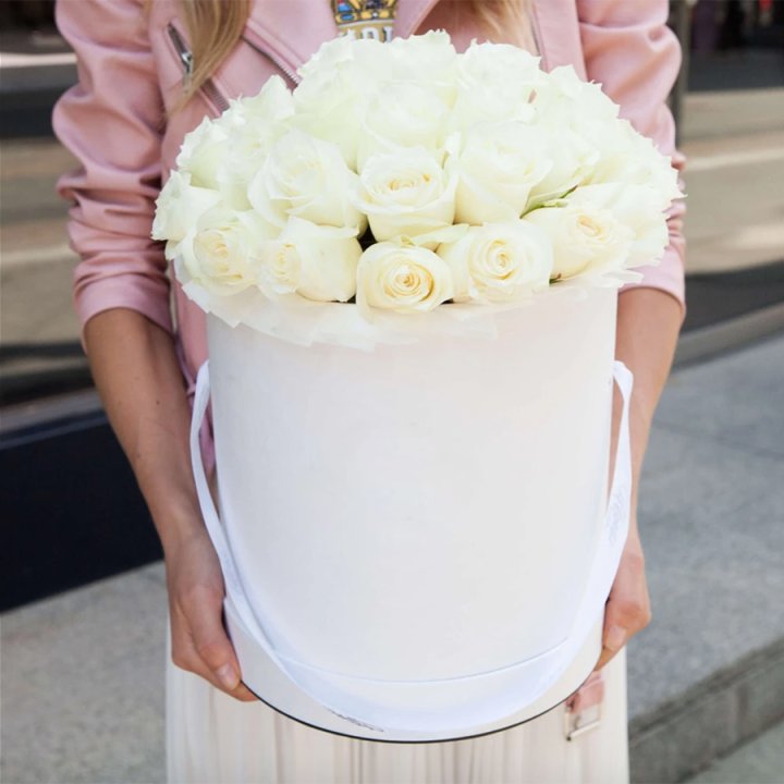 35 белых роз в цилиндре в Великом Новгороде