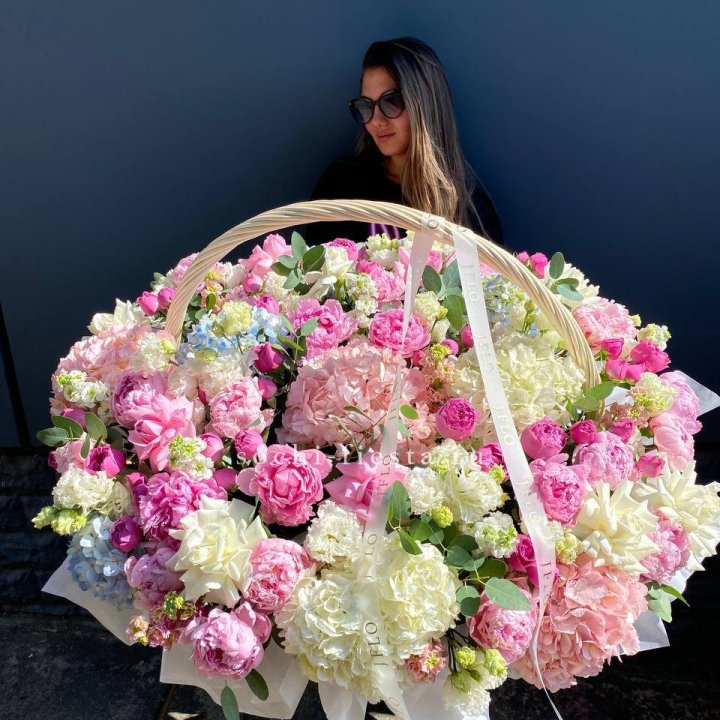 Цветочная корзина из пионов и пионовидных роз "Перфекте" в Великом Новгороде