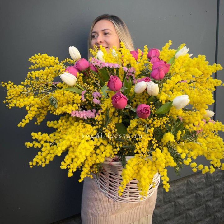 Цветочная корзина с мимозой "Спринг" в Великом Новгороде