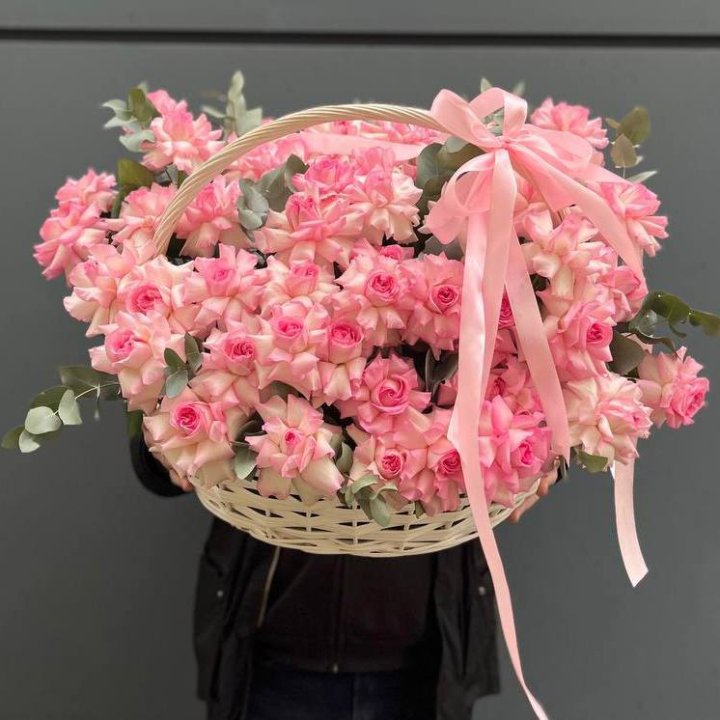 51 розовая роза в корзине в Великом Новгороде