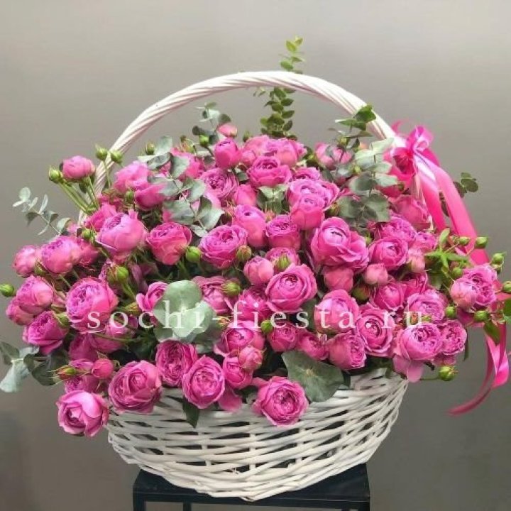 65 пионовидных кустовых роз в корзине в Великом Новгороде