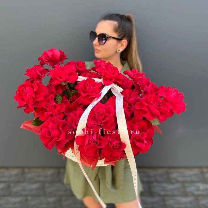 Красные французские розы в корзине в Великом Новгороде