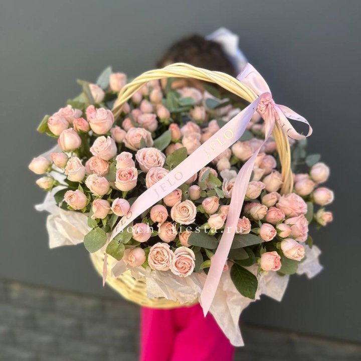 Корзина кустовых пионовидных роз в Великом Новгороде