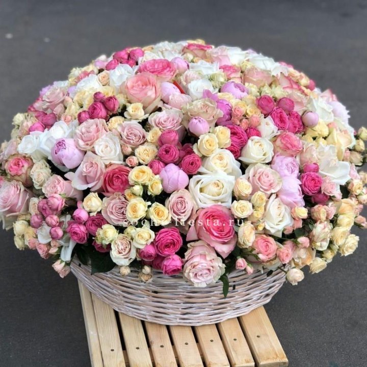 Цветочная корзина из пионов и пионовидных роз "Юниверсити" в Великом Новгороде