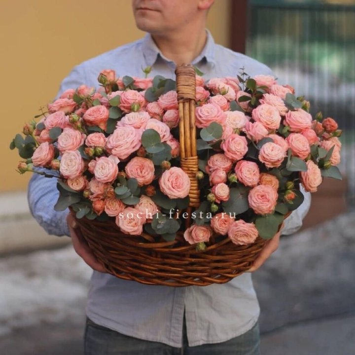 Корзина из 101 пионовидной розы в Великом Новгороде