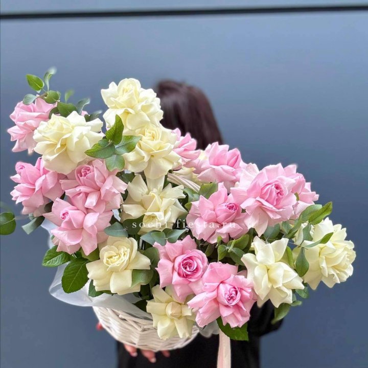 25 Французских роз в корзине в Великом Новгороде