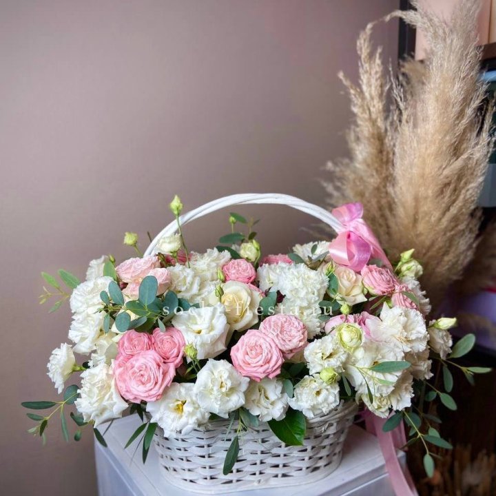 Цветочная корзина "Пинки вайт" в Великом Новгороде