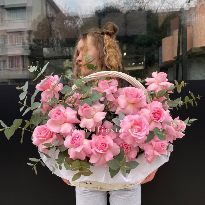 25 роз в цветочной корзине  в Великом Новгороде