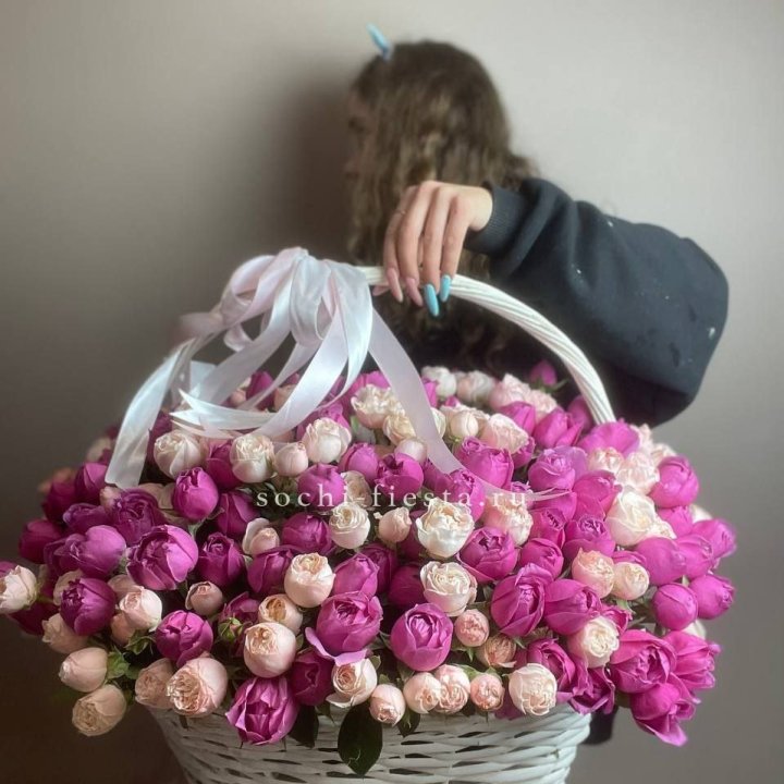Премиум корзина пионовидных кустовых роз в Великом Новгороде