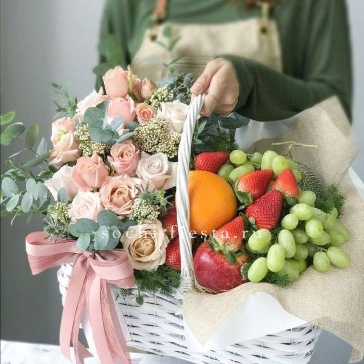 Фруктовая корзина c цветами в Великом Новгороде