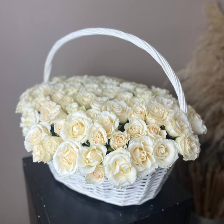 101 белая роза в корзине в Великом Новгороде