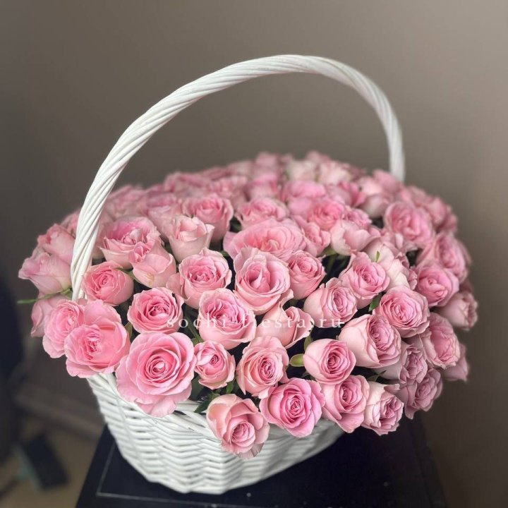 101 розовая роза в корзине в Великом Новгороде