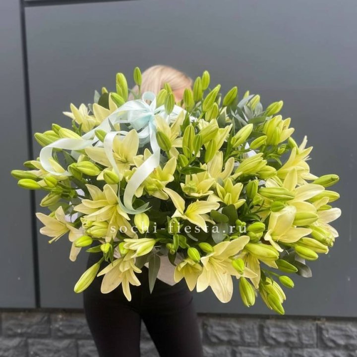 Лилии в корзине в Великом Новгороде