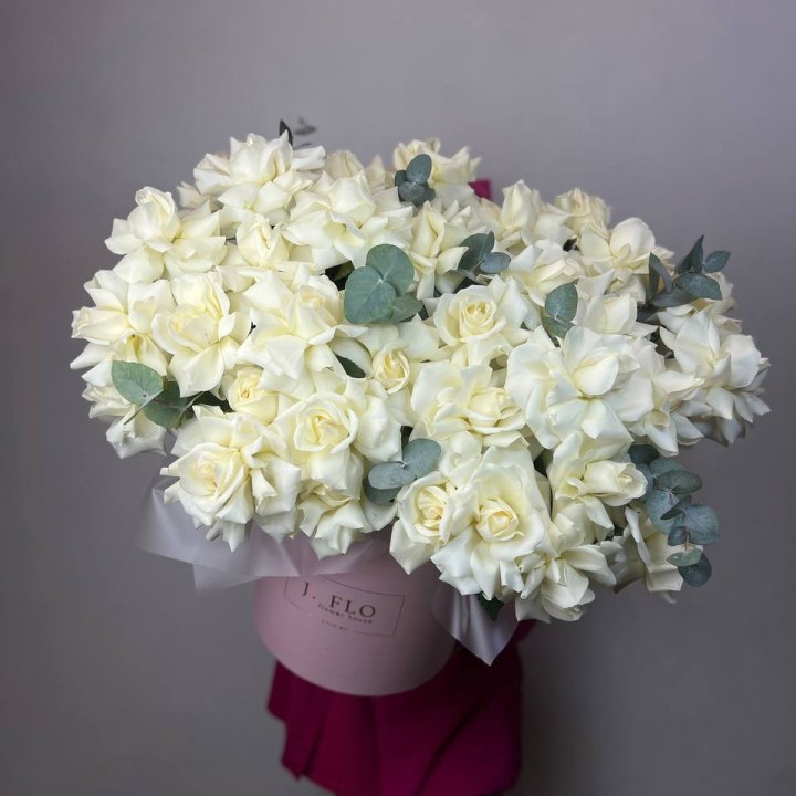 37 белых роз в боксе в Великом Новгороде