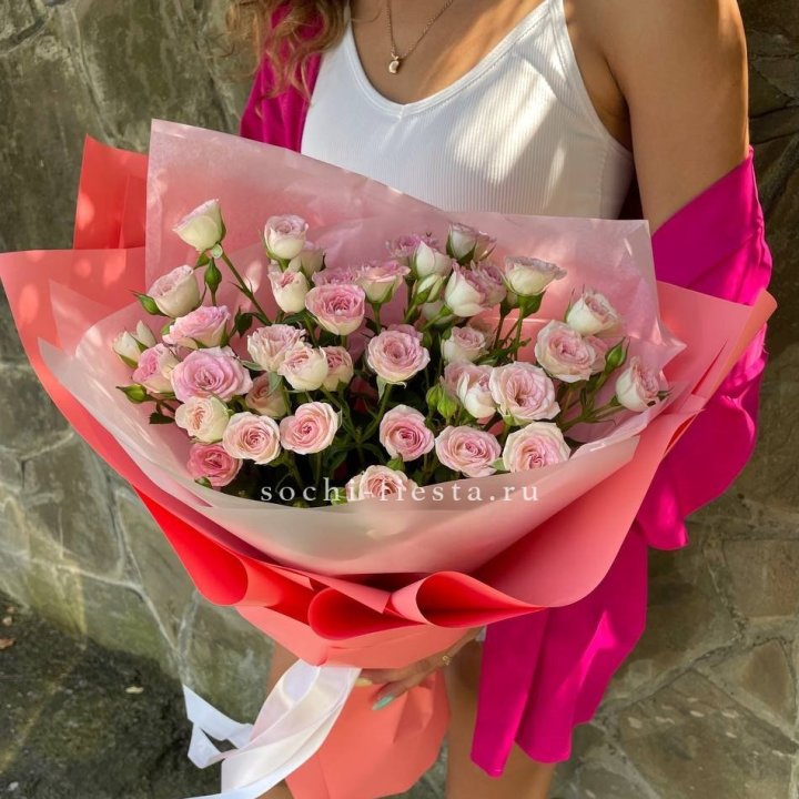 Розовые кустовые розы в Великом Новгороде