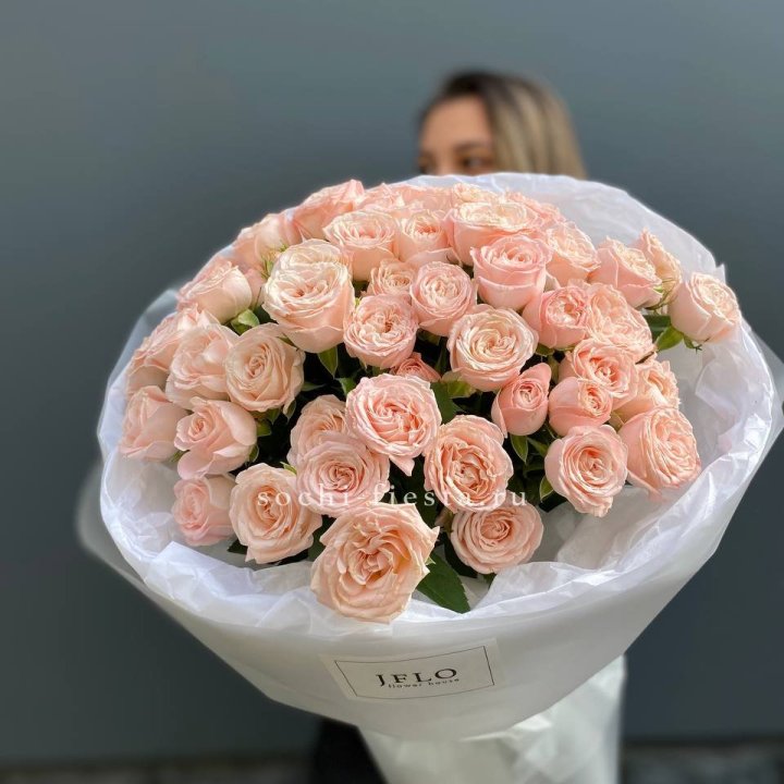 Букет кустовых роз Бомбастик с доставкой в Великом Новгороде