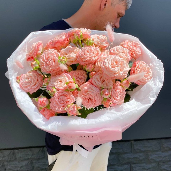 Пионовидные розы Мадам Бомбастик в Великом Новгороде