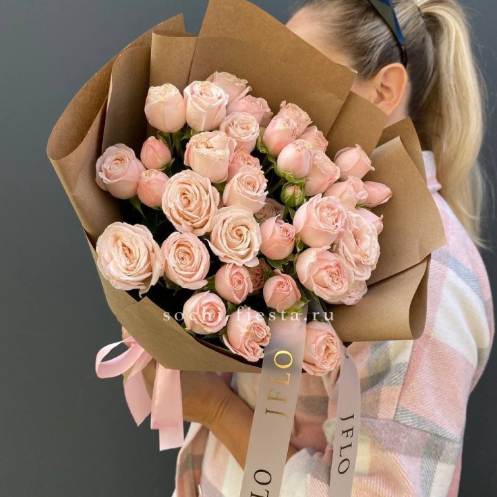 Кустовые розы Бомбастик в крафте в Великом Новгороде