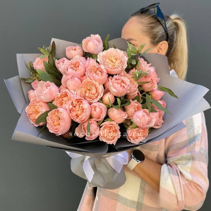 Букет с пионовидными розами "Пивайн" в Великом Новгороде