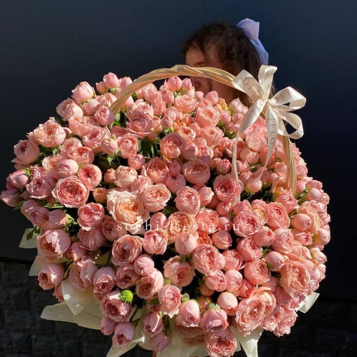 Корзина из пионовидных роз в Великом Новгороде