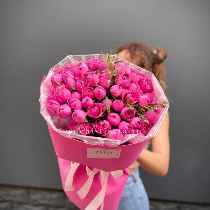 Кустовые розы букет Мисти Баблс с доставкой в Великом Новгороде